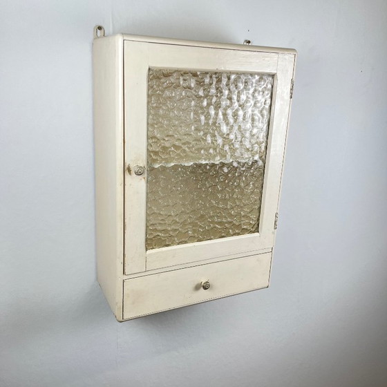 Image 1 of Antieke crèmekleurige medicijnkast, 20e eeuw