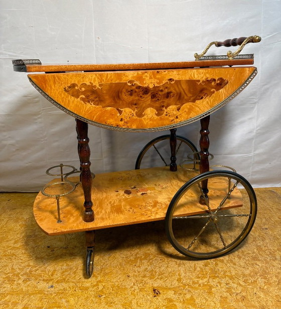 Vintage Italiaanse Sorrento Inleg Walnoot Serveerwagen | Circa jaren 70 | Koperen Details. – Wood (photo 9 of 13)