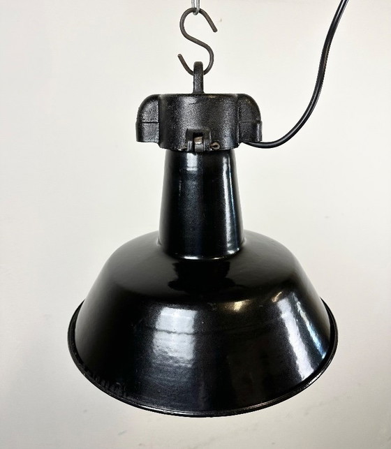Image 1 of Industrielle Fabriklampe aus schwarzem Emaille mit gusseisernem Aufsatz, 1960er Jahre