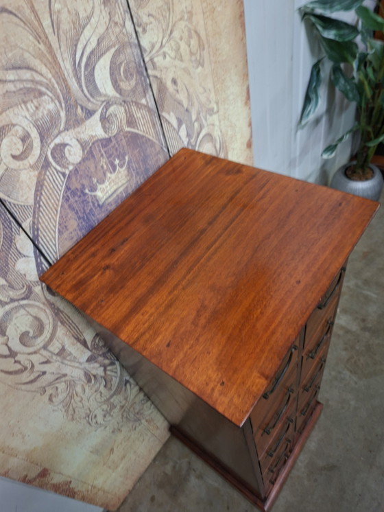 Image 1 of Klassische englische Kommode, Apothekerschrank, Aktenschrank, Maße: 45 x 45 cm und 120 cm hoch.