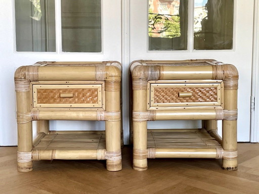 Paar nachtkastjes van bamboe en rotan