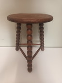 Tabouret en bois à pieds tournés