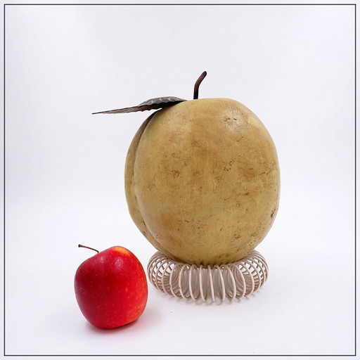 Mela decorativa in terracotta dipinta a mano