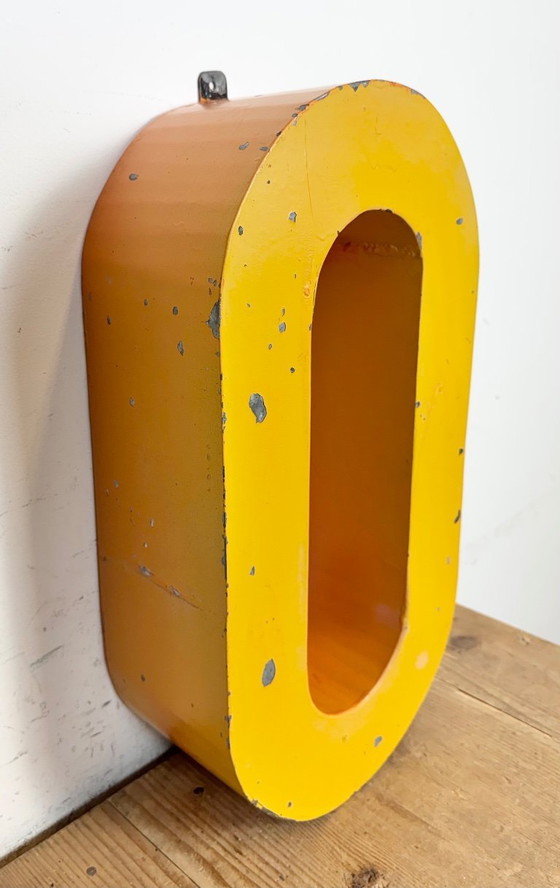 Image 1 of Grande lettera O in ferro giallo vintage per facciata, anni '60