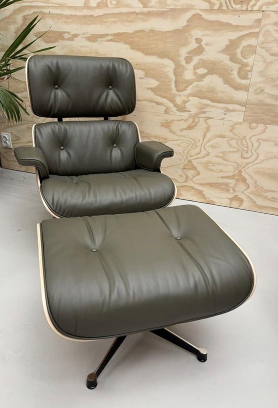 Image 1 of Fauteuil Vitra Lounge XL + repose-pieds en cuir premium kaki