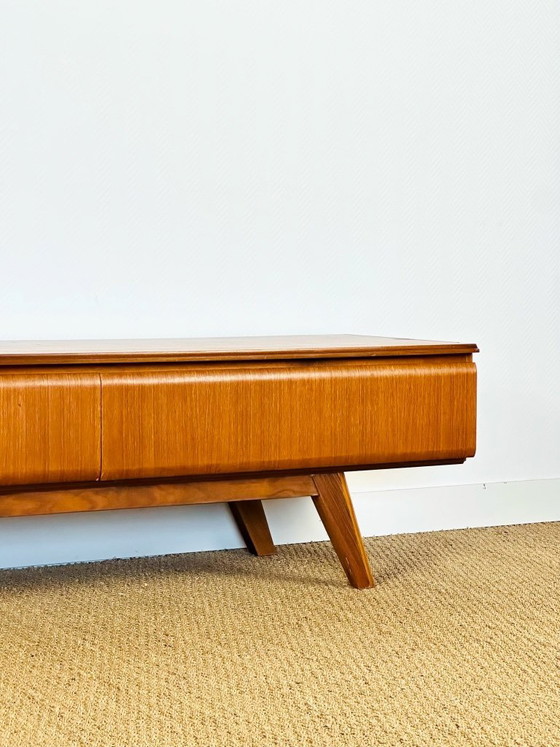 Image 1 of Aparador bajo escandinavo de teca con 3 cajones y patas inclinadas, 1960.