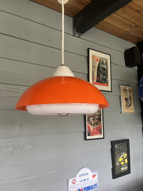 Image 1 of Suspension italienne vintage orange et blanche de style futuriste des années 70,