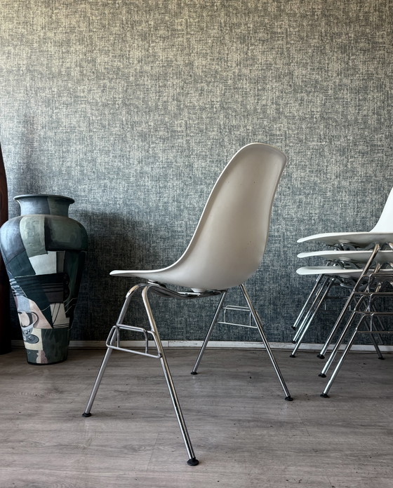 Image 1 of 8 sedie laterali in plastica Vitra Eames RE DSS – Charles & Ray Eames