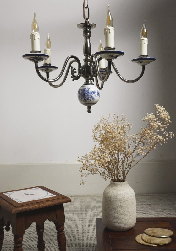 Image 1 of Lustre vintage en porcelaine de Delft bleu et blanc, suspension à 5 bras en céramique hollandaise de style cottagecore.