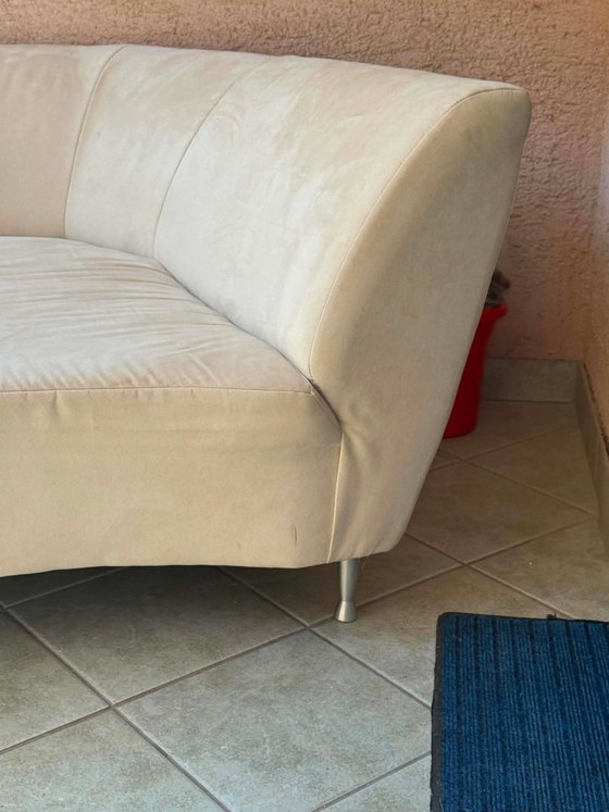 Sofá curvo de salón color crema, años 90 – Loveseat, Textil (photo 4 of 6)