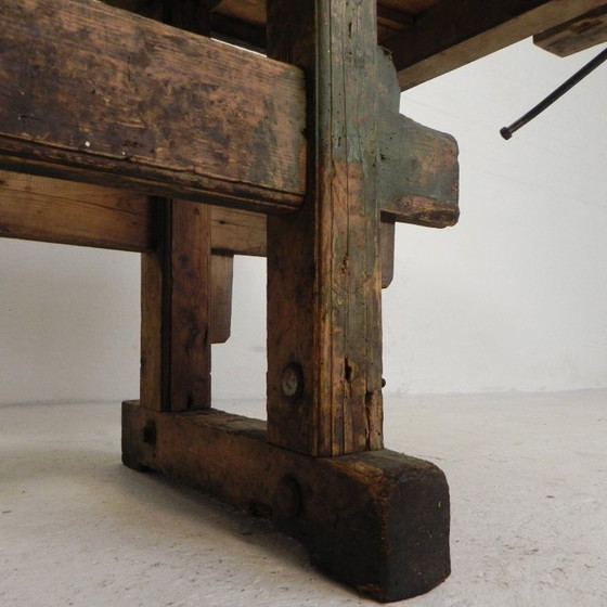 Banco de trabajo industrial de madera con tornillo de banco, 194 cm de largo, década de 1930. (photo 29 of 34)