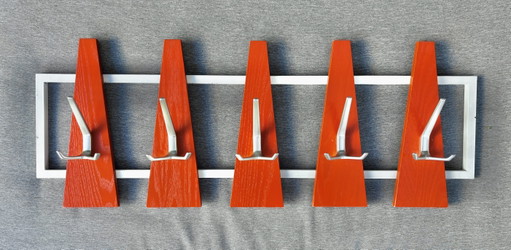 Vintage-Garderobe im Mid-Century-Design | Orangefarbenes Space Age | 60er/70er Jahre