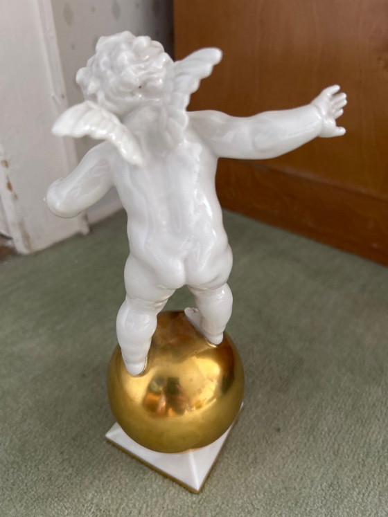 Image 1 of Ángel de porcelana sobre una esfera dorada