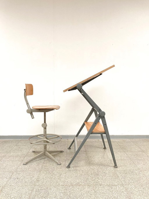 Mesa de dibujo «Reply» de Friso Kramer/Wim Rietveld con silla de arquitecto.