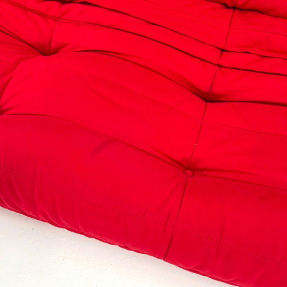 Image 1 of Divano a tre posti Togo rosso con pouf, disegnato da Michel Ducaroy per Ligne Roset, anni '70.