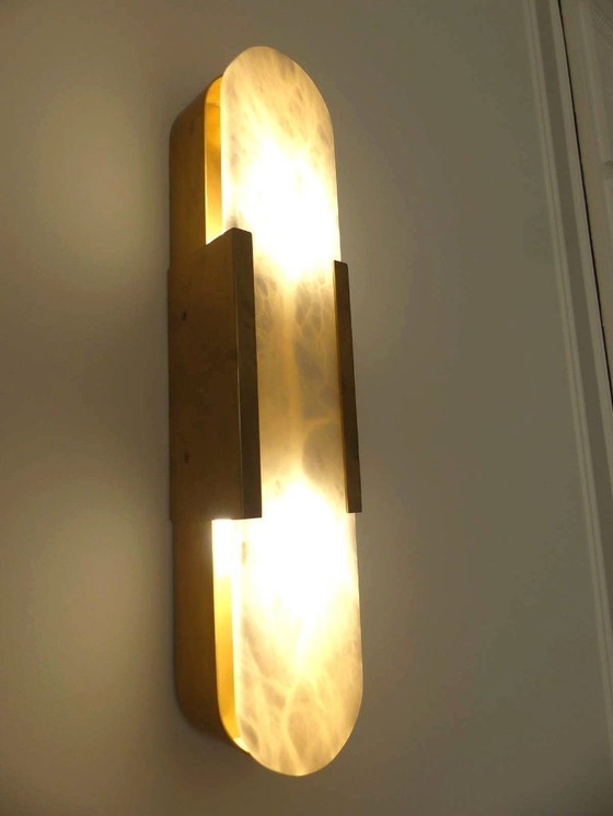 Image 1 of Set aus 2 Wandleuchten „Elongated Melange“ aus Messing und Naturalabaster von VISUAL COMFORT, entworfen von Kelly Wearstler