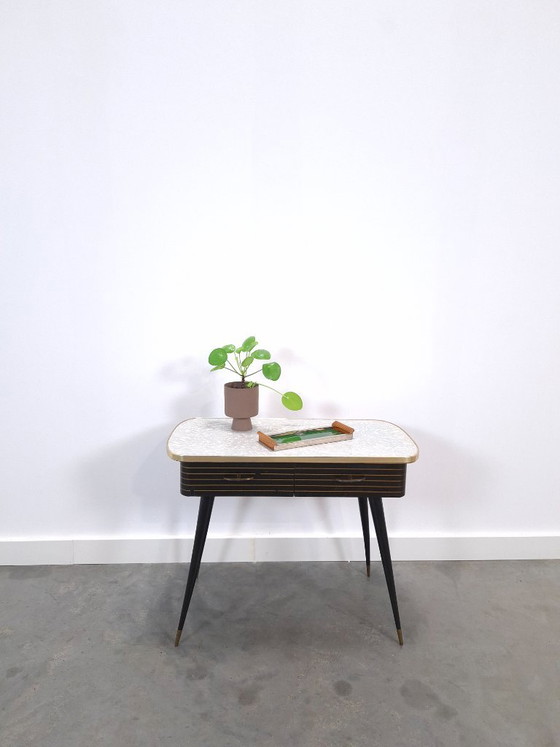 Mobile anni '50 con gambe inclinate, piano in laminato, cassetti e dettagli dorati. – Cassettiere, Wood (photo 2 of 20)