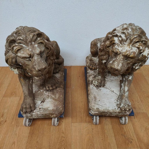 Set of 2 large garden statues of a lion garden ornament concrete lions