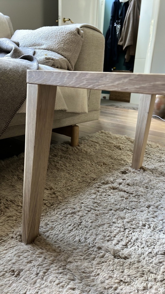 Image 1 of Il tavolino Gracefull di Bolia è realizzato in rovere pigmentato bianco. 120/60 cm, altezza 42 cm.