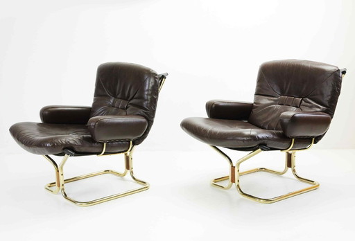 HARALD RELLING. Un par de sillones 'Wing', Westnofa, Noruega.