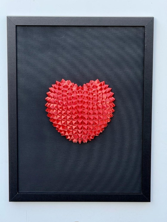 Image 1 of Décoration murale géométrique en forme de cœur 3D – Sculpture rouge en PLA sur toile noire (encadrée)