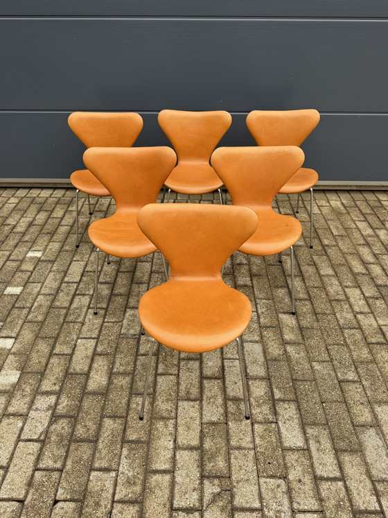 Image 1 of Sillas Mariposa Serie 7 de Fritz Hansen en piel color coñac.