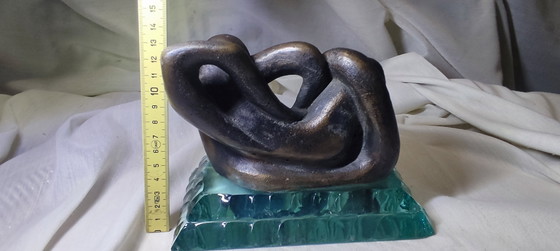 Image 1 of Escultura abstracta de bronce sobre base de vidrio sólido