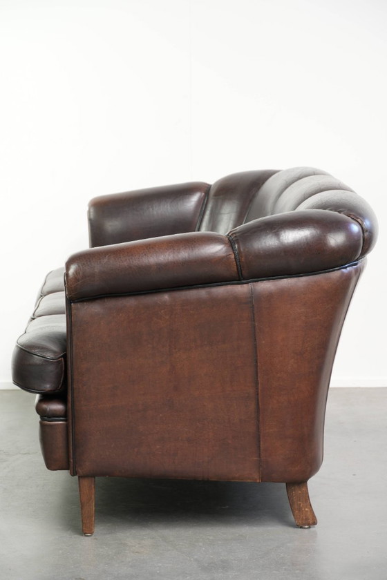 Prachtige set van een schapenleren bankstel samen met zijn bijpassende clubfauteuil met een luxe voorkomen (photo 14 of 22)