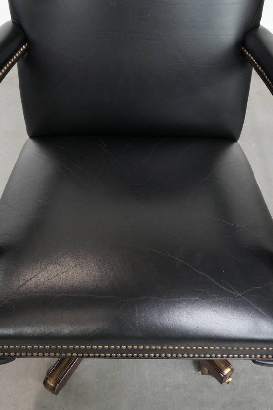 Image 1 of Zwarte rundleren en houten chesterfield bureaustoel in Engelse stijl op wieltjes