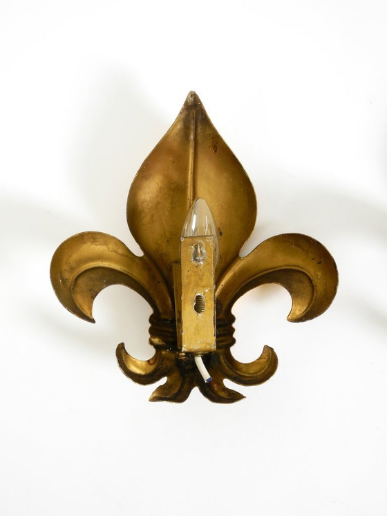 Image 1 of Una coppia di grandi lampade da parete a forma di giglio in metallo dorato degli anni '70, disegnate da Hans Kögl.