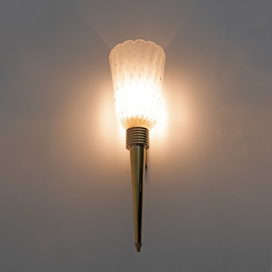 Image 1 of Paire d'appliques murales italiennes modernes du milieu du siècle en laiton et verre de Murano Pulegoso