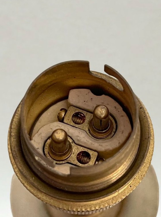 Image 1 of Lampe en porcelaine de Limoges peinte à la main – Décor automobile ancien – Abat-jour à franges