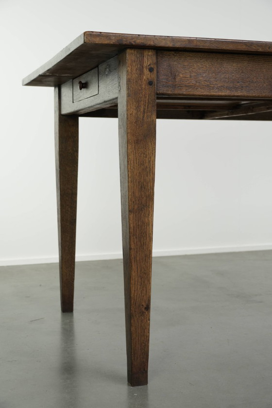 Beautiful French farmhouse dining table from early/mid-19th century, solid oak with 2 drawers – Wood (photo 11 of 12)