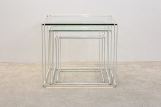 Tables gigognes Isocele graphiques de Max Sauze pour Atrow, Tables d'appoint, polished steel, Verre, Blanc (photo 2 sur 9)