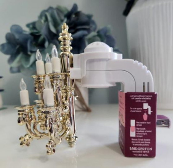 Image 1 of Enchufe de pared con lámpara de araña dorada Bridgerton de Bath and Body Works