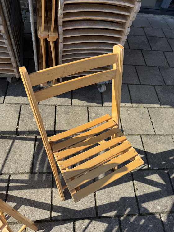 Image 1 of Lot de 79 chaises pliantes vintage en bois dur des années 80