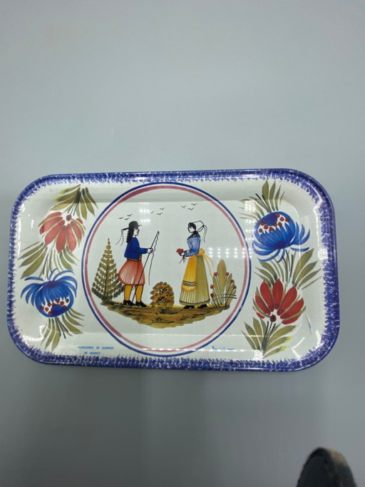 Plateau en émail à décor Quimper – Couple breton – HB Henriot, années 1960-1970 – decoratieve objecten