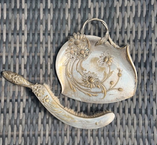 Wunderschöner antiker Krümelkehrer, versilbert und verziert mit einem eleganten Jugendstil Wmf versilberten Krümeltablett.