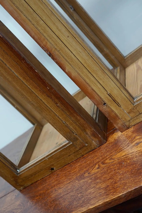 Image 1 of Pareja de vitrinas holandesas de madera de pino con imitación de roble, principios del siglo XX