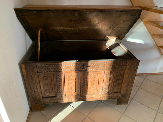 Image 1 of Antike hölzerne Deckentruhe