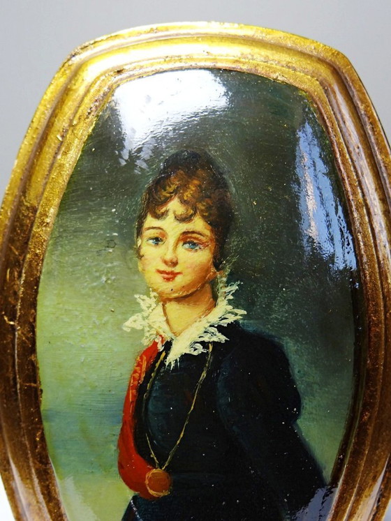 Image 1 of Pequeño retrato veneciano antiguo en medallón al óleo sobre madera convexa.