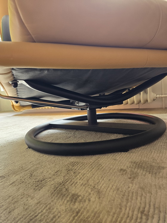 Image 1 of Fauteuil pivotant Rolf Benz jaune ocre