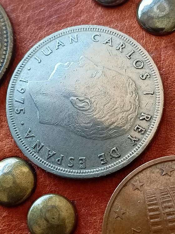 Image 1 of Borsa a tracolla in pelle vintage decorata con vecchie monete