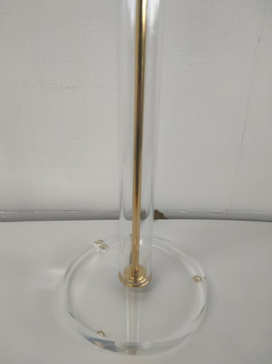 Image 1 of Lámpara de mesa de plexiglás estilo Hollywood Regency con pantalla gris.