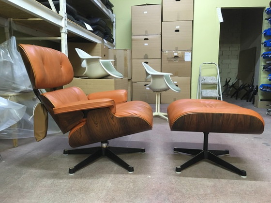 Poltrona Eames Lounge Chair & Ottoman Orig. del 1976, Legno di Palissandro, Prof. Restaurata – Herman Miller (photo 3 of 13)