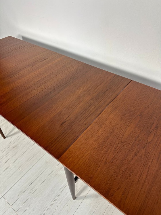 Image 1 of Uitschuifbare eettafel van Deens teakhout uit de jaren 60 – Grote minimalistische tafel in mid-century stijl met verlengstukken