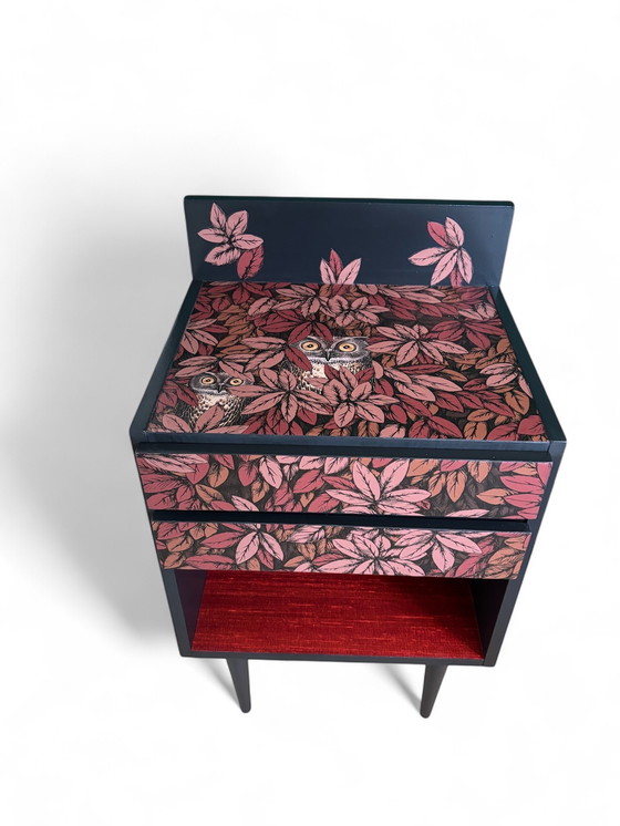 Image 1 of Meuble vintage recouvert de Fornasetti Foglie e Civette | L'ambiance vintage