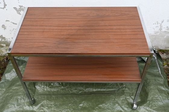 Image 1 of Tavolino laterale vintage anni '60 con ruote - Cromato e legno impiallacciato in teak