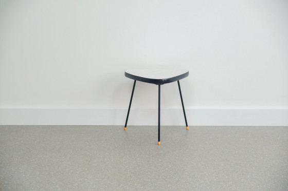 Vintage triangular plant table, Side tables, Metal, White, Mid Century Modern (photo 2 of 5)