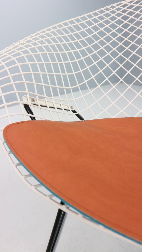 Image 1 of Silla Diamond de Harry Bertoia en metal blanco y negro y asiento de cuero nuevo